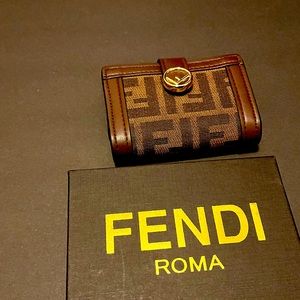 FENDI Wallet divided into 12 compartment and a coin pocket with a snap button